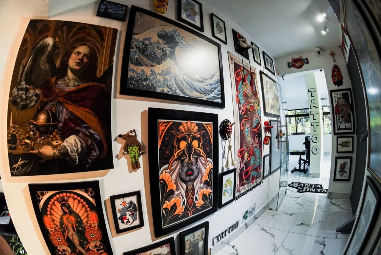Interior del estudio de Keibyn Pabón Tattoo en Provenza