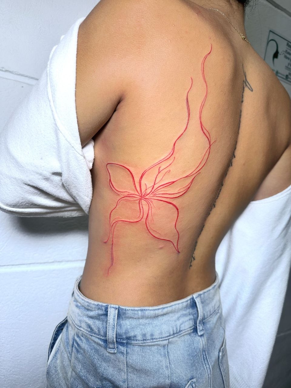Tatuaje minimalista delicado para visitante en Medellín