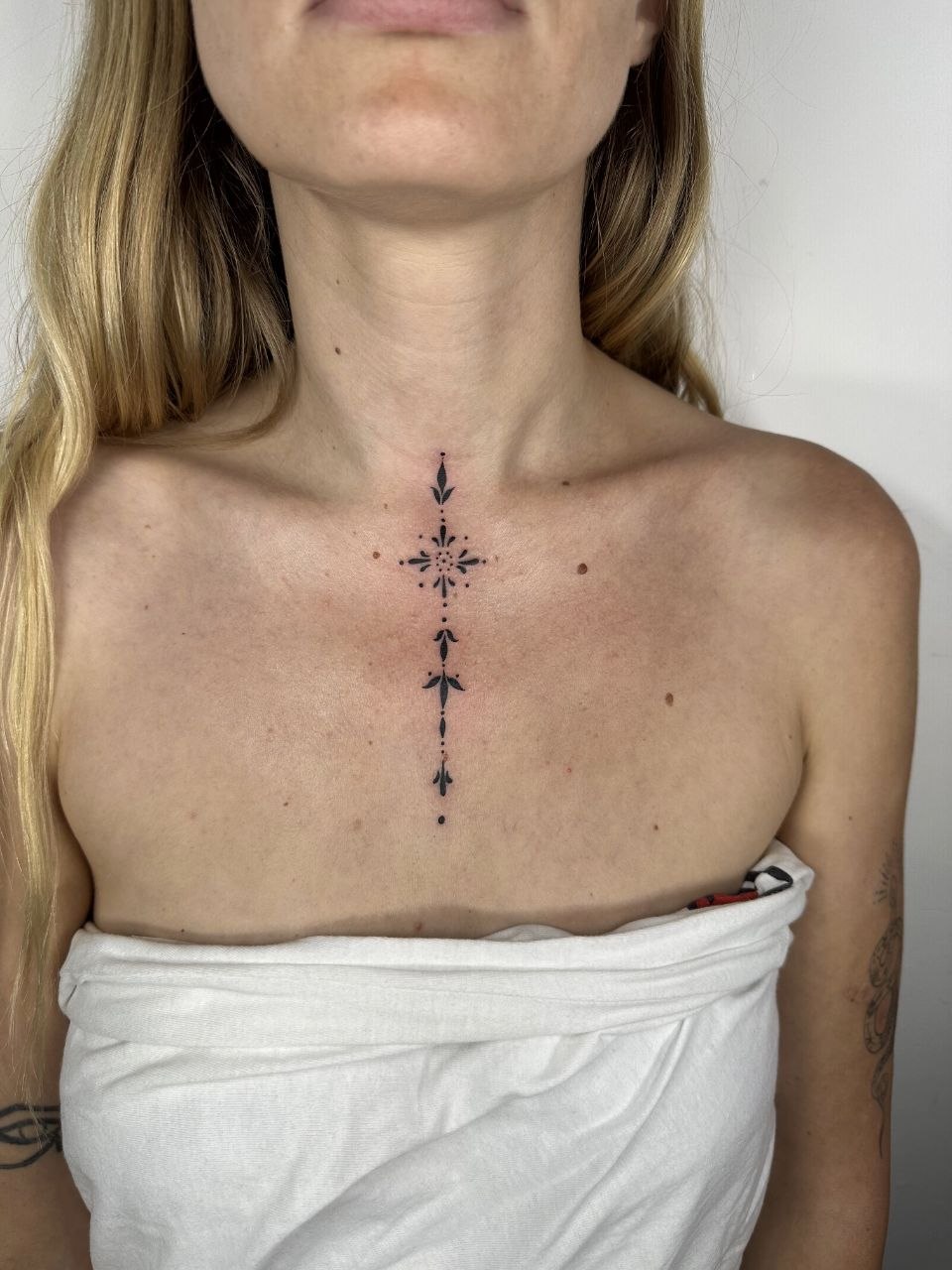 Tatuaje minimalista compacto para cita rápida