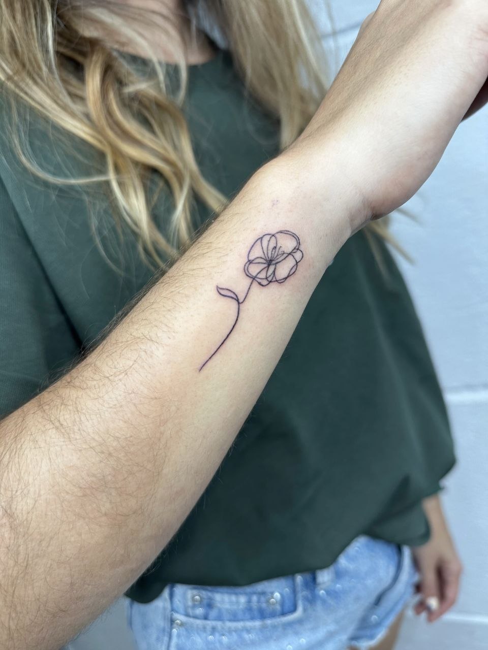 Tatuaje de línea fina para visitante en Medellín