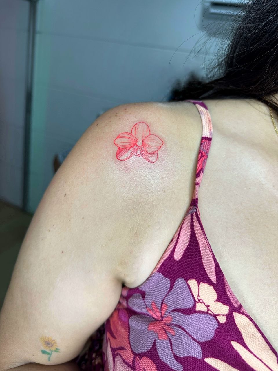 Tatuaje minimalista pequeño para turistas